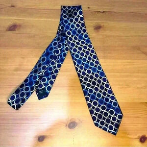 Michael Kors men’s tie in blue circle design 100% silk, 3.5” wide in EUC